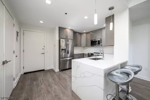 1 Carriage City Plz #1214, Rahway, NJ 07065