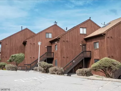 1 Onuma Ct #8, Vernon, NJ 07462