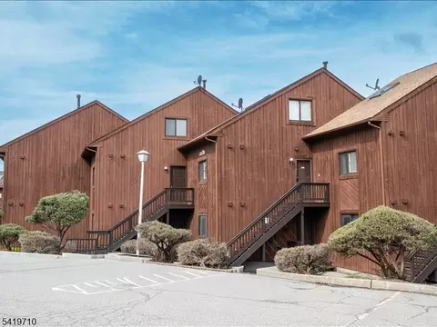 1 Onuma Ct #8, Vernon, NJ 07462