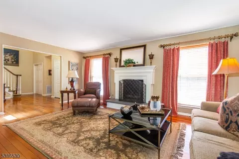8 Tomahawk Dr, Wayne, NJ 07470 photo 2
