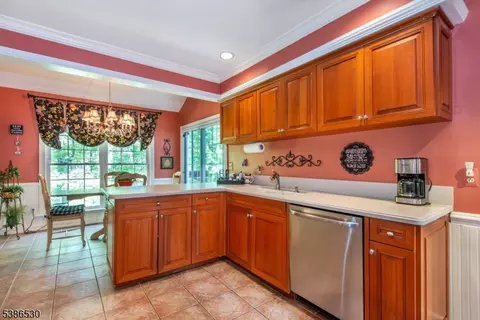 8 Tomahawk Dr, Wayne, NJ 07470 photo 6