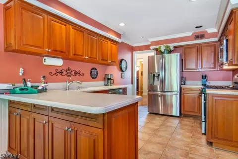 8 Tomahawk Dr, Wayne, NJ 07470 photo 10