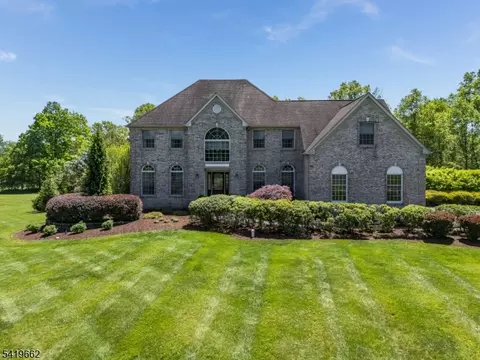34 Milestone Dr, Ringoes, NJ 08551