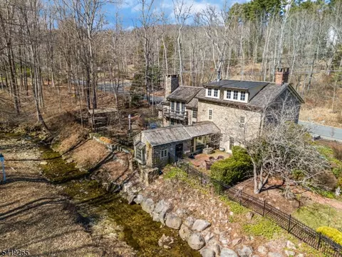 34 Water St, Lebanon, NJ 08833