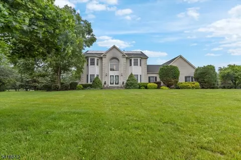122 Sleepy Hollow Ln, Belle Mead, NJ 08502
