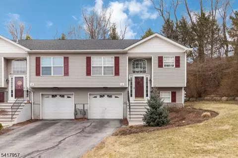 32 Oak Point Dr, Hamburg, NJ 07419
