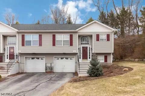 32 Oak Point Dr, Hamburg, NJ 07419