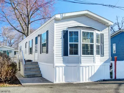 17 E 6th St, Moonachie Boro, NJ 07074
