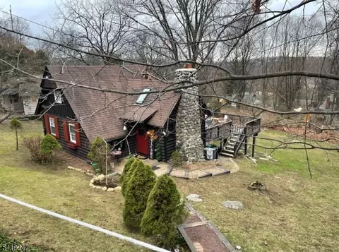 78 Woodlawn Rd, Sparta, NJ 07871