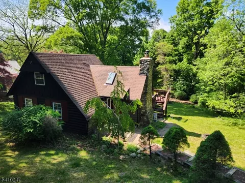78 Woodlawn Rd, Sparta, NJ 07871