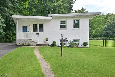 221 Lakeview Dr, Ridgewood, NJ 07450