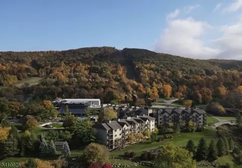 2 Chamonix Dr #427, Vernon, NJ 07462