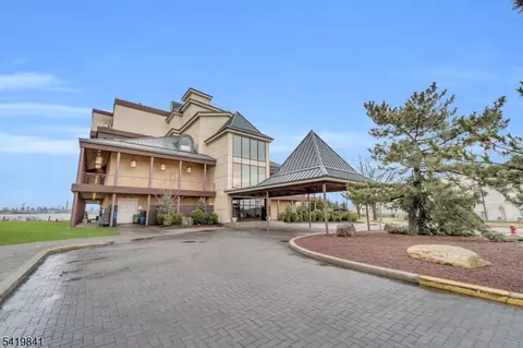 101 Shearwater Ct #25, Jersey City, NJ 07305