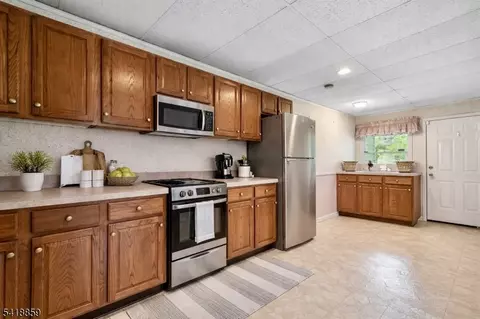 Kitchen - 248 Appletree Ln, Mountainside, NJ 07092 photo 4 of 4