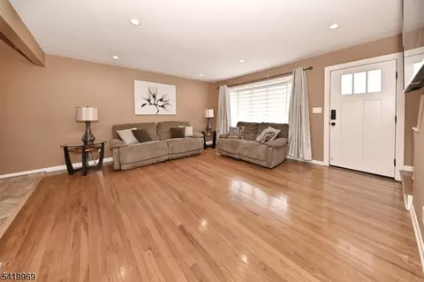217 Sweetbriar Pl, Paramus, NJ 07652 photo 3