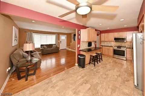 217 Sweetbriar Pl, Paramus, NJ 07652 photo 8