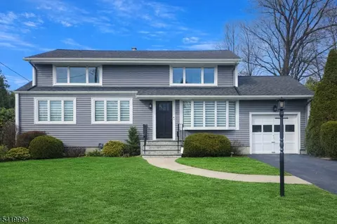 217 Sweetbriar Pl, Paramus, NJ 07652