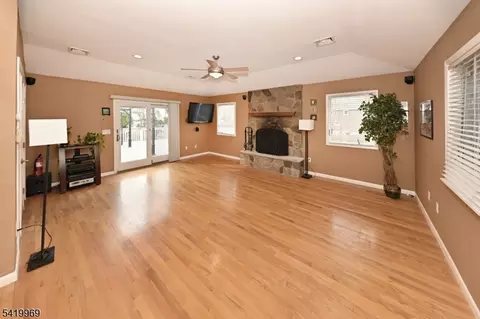 217 Sweetbriar Pl, Paramus, NJ 07652 photo 5