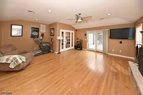 217 Sweetbriar Pl, Paramus, NJ 07652 photo 6