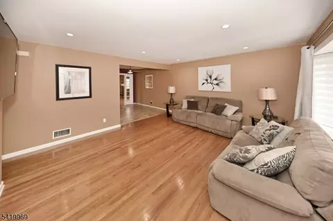 217 Sweetbriar Pl, Paramus, NJ 07652 photo 4