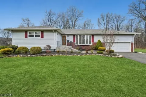 25 Victoria Dr, Clark, NJ 07066
