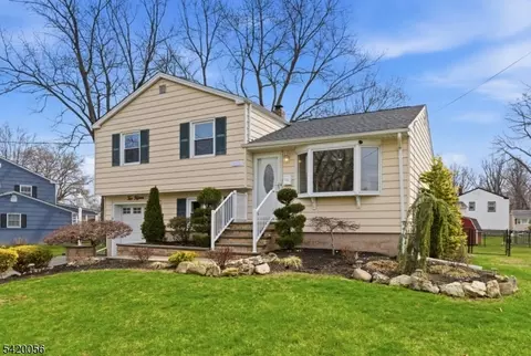 215 Oakmanor Pkwy, South Plainfield, NJ 07080