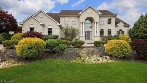57 Briarwood Dr, Warren, NJ 07059
