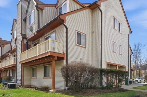 58 Woods Edge Dr, Succasunna, NJ 07876