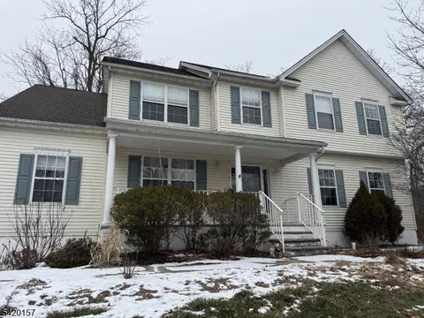 39 Canterbury Ln, Hackettstown, NJ 07840
