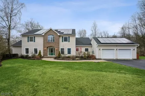 9 Nuthatch Ct, Hackettstown, NJ 07840