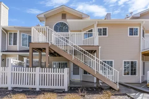 10 Encampment Dr, Bedminster, NJ 07921