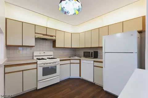 48 Taylor Dr, Franklin Park, NJ 08823