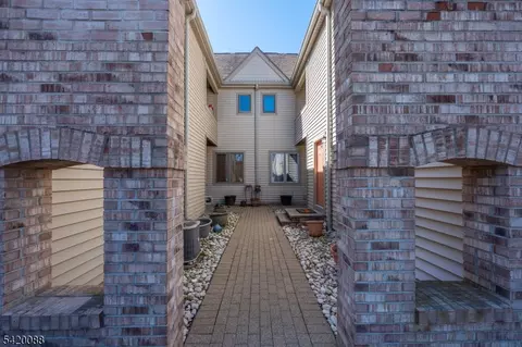 51 Sunrise Dr, Whippany, NJ 07981