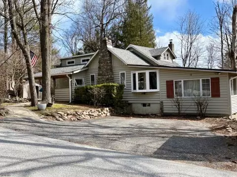 18 Onteora Rd, Highland Lakes, NJ 07422