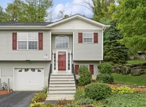 12 Oak Point Dr, Hamburg, NJ 07419