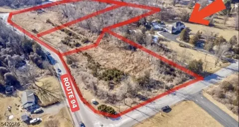 5 Oxbow Ln, Hamburg, NJ 07419