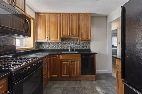 426 Brook Ct, Plainfield, NJ 07060 photo 8