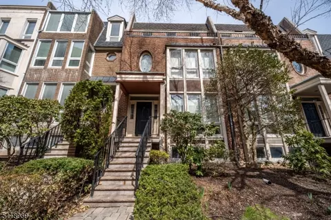 130 Kensington Dr, Fort Lee, NJ 07024