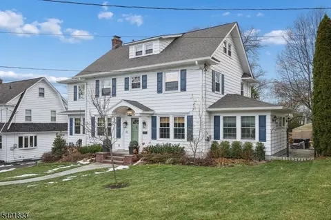 30 Maple Ter, Millburn, NJ 07041