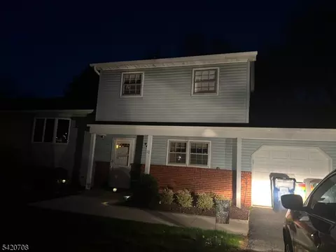 70 Stonehenge Dr, Phillipsburg, NJ 08865
