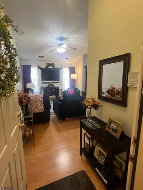 692 Honeybrook Cir #692, Stewartsville, NJ 08886