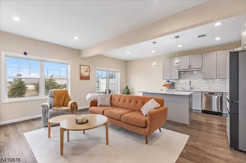 100 Valerie Dr, Manville, NJ 08835