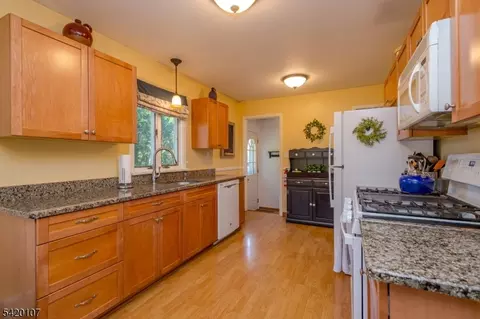 214 Vesper Ave, Middlesex, NJ 08846 photo 2