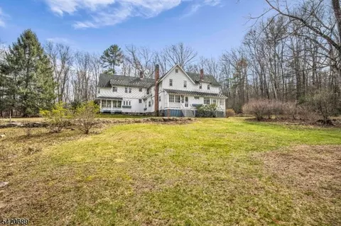 15 Deerhaven Ln, Jefferson Twp, NJ 07435
