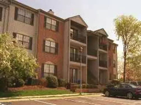 17 Fisher Dr, Franklin Park, NJ 08823