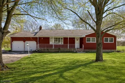 74 Maple Ln, Hardwick Twp, NJ 07825