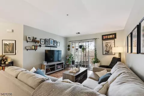 1634 Waterford Dr #1634, Edison, NJ 08817