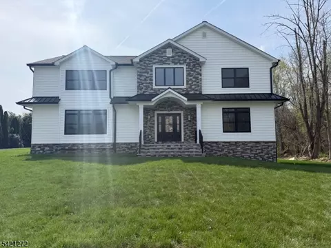 19 West Dr, Fairfield, NJ 07004
