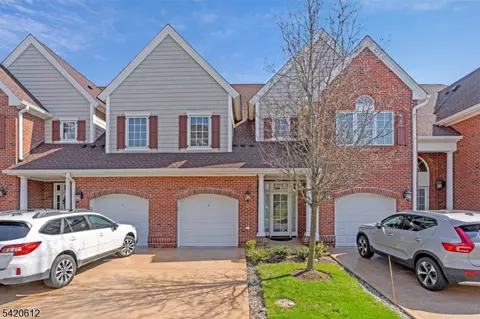 8 Schmidt Cir, Watchung, NJ 07069