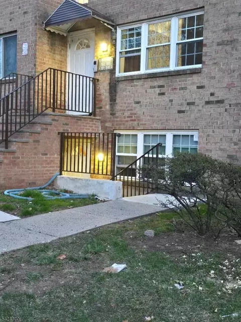 61 College Dr, Edison, NJ 08817